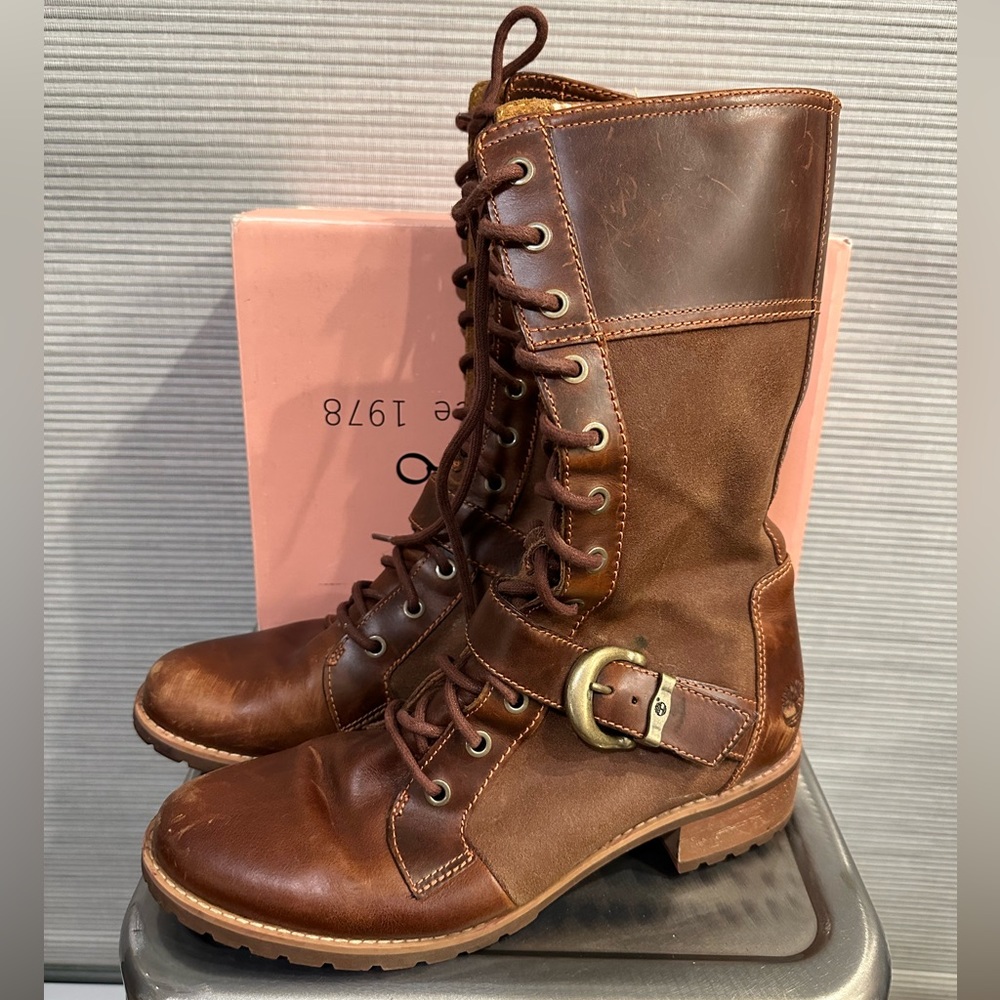 Brown Timberland mid calf boots! Good condition, slight wear and tear.